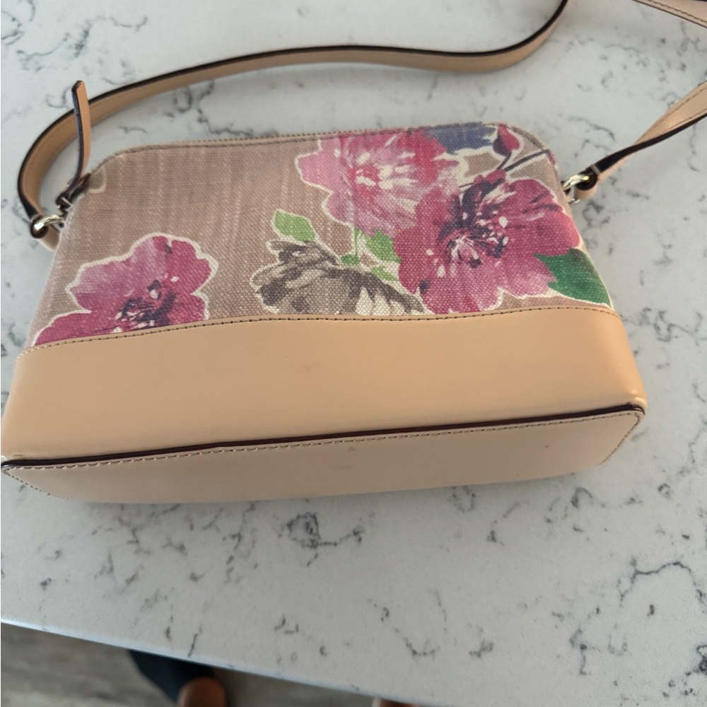 Kate Spade Floral Canvas crossbody with Beige Accents new - Picture 3 of 4